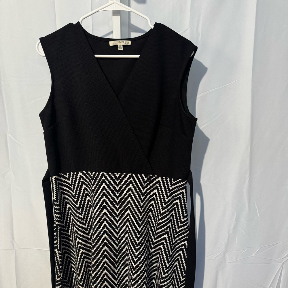Studio One Classic Sleeveless Black and White Dress Size 12P